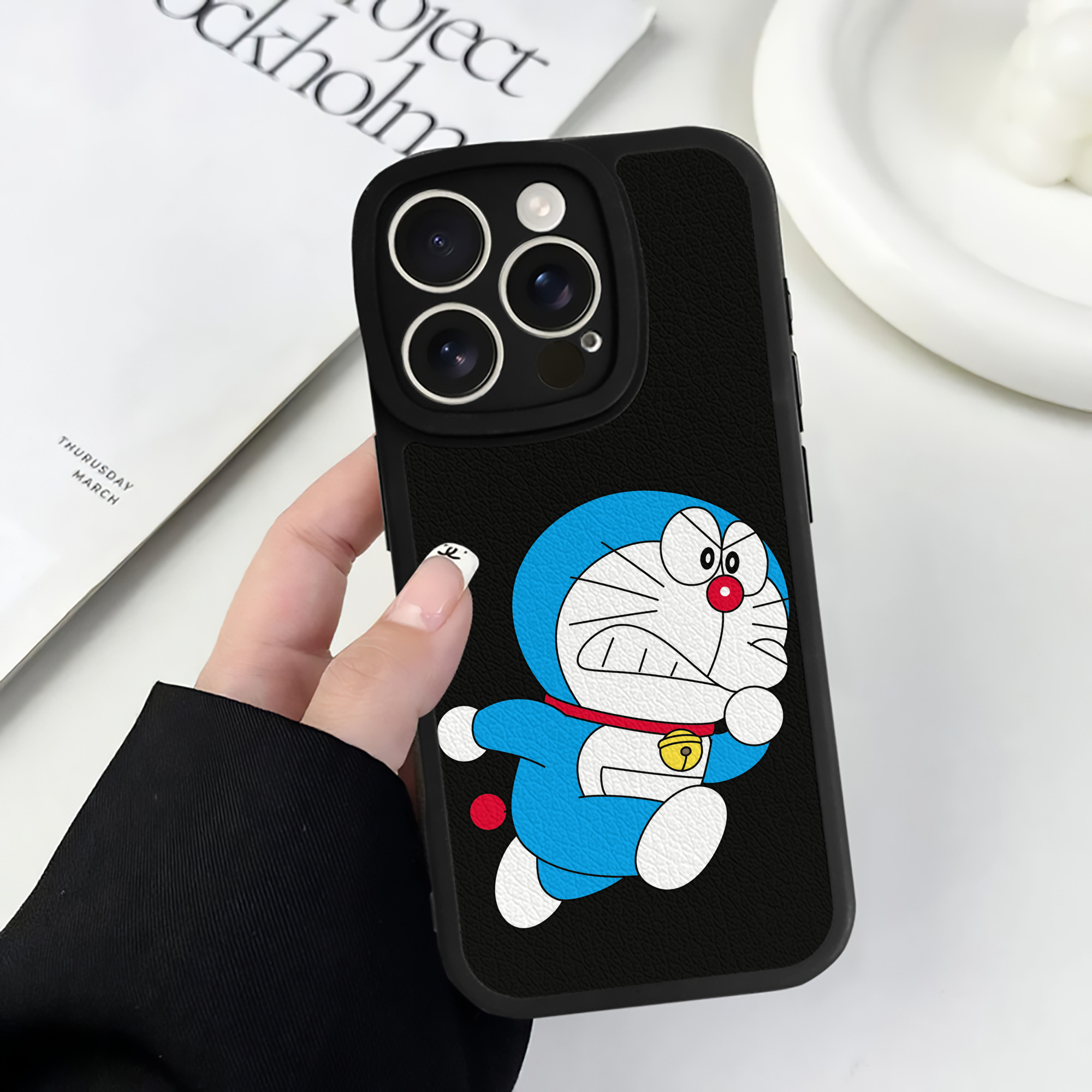 （画像用） ドラえもん Doraemon 【iPhone 16シリーズ対応】シリコンスマホケース（レザー調） 材質：シリコン